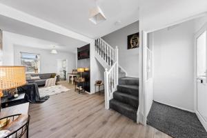 斯特鲁德Entire home in Medway, United Kingdom的开放式客厅设有楼梯和客厅。