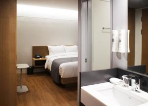 固城Hotel Parangvue的酒店客房设有床和水槽