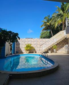 嘎林海斯港Pousada Maldivas di Porto的一座游泳池,旁边设有楼梯