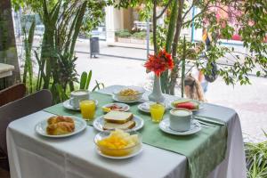 圣达菲Hostal Santa Fe De La Veracruz的一张桌子,上面放着早餐盘