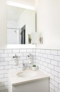 纽约The Gregorian New York City的白色的浴室设有水槽和镜子