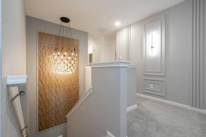 奥兰多Paradiso Brand New Top Elegance Vacation Home 6086的白色走廊,设有楼梯和灯具