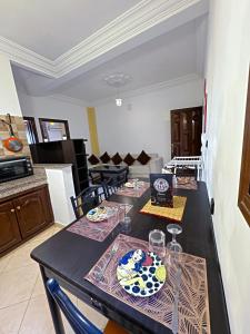 瓦尔扎扎特Residence Chay - Luxury Appart的厨房里配有一张桌子,上面放着盘子