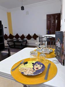 瓦尔扎扎特Residence Chay - Luxury Appart的一张桌子,上面有两个黄板和玻璃杯