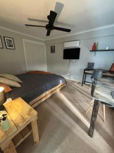 天鹅山Kima Quarters的一间卧室配有一张床和吊扇