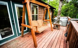 温泉城Starlight Haven Hot Springs的小屋内带椅子的木甲板