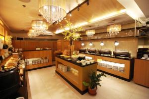 马尼拉BSA双子塔酒店的餐厅厨房配有吊灯和自助餐