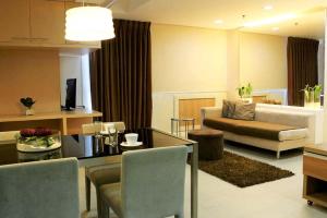 马尼拉BSA双子塔酒店的客厅配有沙发和桌子