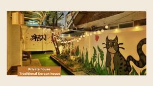 首尔K-culture House的墙上有一匹马画的房间