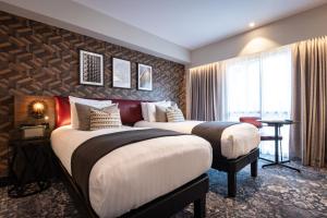 莱斯特voco Leicester, an IHG Hotel的酒店客房设有两张床和窗户。