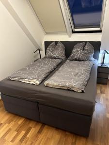 维也纳Danube Rooftop Apartment 15的一张床上有两个枕头的房间