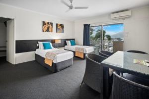 埃尔利海滩殖民地棕榈汽车旅馆的酒店客房设有两张床和一个阳台。