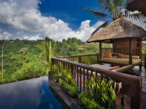 帕洋安巴厘岛空中花园别墅的一个带游泳池和凉亭的度假胜地