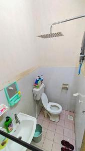 巴力拉惹Homestay Melewar的一间带卫生间和水槽的浴室