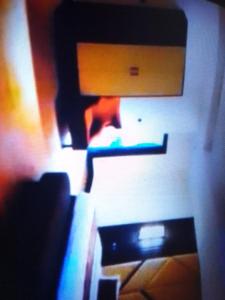 哈科特港Villa toscana luxe hotel port Harcourt的一张带床和电视的房间的模糊图片