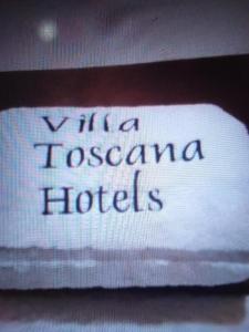 哈科特港Villa toscana luxe hotel port Harcourt的标志显示别墅Toscana酒店