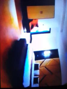 哈科特港Villa toscana luxe hotel port Harcourt的一张带一张床和一张书桌的房间的模糊图片