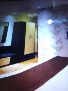 哈科特港Villa toscana luxe hotel port Harcourt的浴室设有走廊、门和大理石墙壁