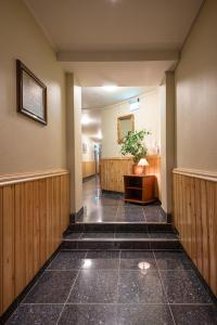 纳姆索斯蒂诺酒店的走廊上,在房间里放着盆栽植物