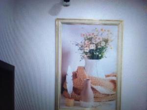 IladoExclusive mansion hotel and suites Lagos的一张花瓶的照片,镜子里放着鲜花