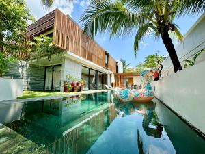 富国Westcoast PQ Sunshine spacious 3BR private pool villa的棕榈树屋前的游泳池