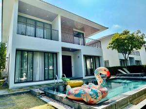 富国West Phu Quoc 3BR beach villa private swimming pool的房屋前带泳池面的游泳池