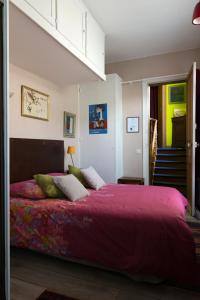 鲁贝凯梅拉和西特拉住宿加早餐旅馆的一间卧室设有一张红色大床和一个楼梯。