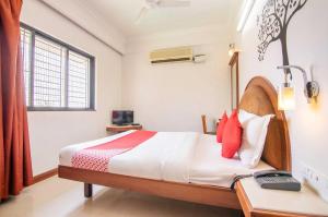 班加罗尔OYO Hotel Sunil Residency的一间卧室设有一张床和一个窗口