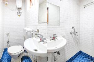 加尔各答FabExpress Vhyom Sky Palace的白色的浴室设有水槽和卫生间。