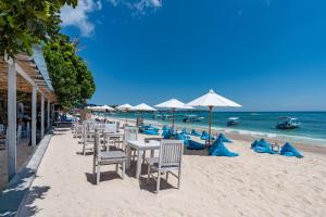 蓝梦岛努沙英达别墅酒店的海滩上一排桌椅