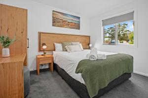 圣海伦斯Tasman Holiday Parks - St Helens的一间卧室设有一张大床和一个窗户。