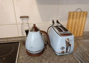康塞普西翁Hermoso departamento a pasos de UdeC的厨房柜台上配有茶壶和烤面包机