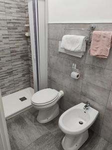 布林迪西Le Sirene的浴室配有卫生间、盥洗盆和淋浴。
