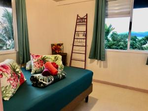 乌图罗阿Fare Mirimiri的一间卧室配有带枕头和梯子的床