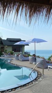 美翰帕岸岛乌托邦度假酒店的一个带躺椅和遮阳伞的游泳池