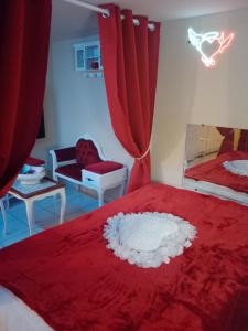 AulnatLove Room Ange ou Démon à Aulnat的一间卧室配有红色的床和红色窗帘
