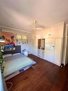 珀斯Chimu Home-Hostel的一间卧室,卧室内配有一张大床