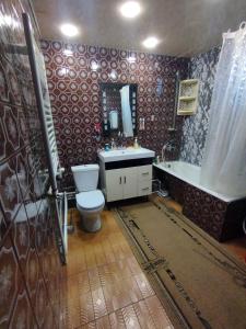 GeghanistGuesthouse Ed&Er的浴室配有卫生间、盥洗盆和浴缸。