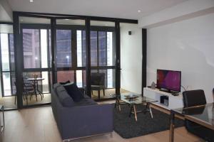悉尼Perfect large one bedroom plus study - ALB09518的带沙发、桌子和电视的客厅