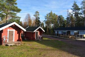 LumparlandSvinö Camping Lodge的路边的几栋小建筑