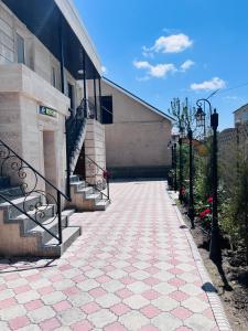 塔拉兹Вояж的一条砖砌的走道,通往带楼梯的建筑