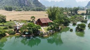 高平Lan'S Homestay Cao Bang Thac Ban Gioc Waterfalls的河中房屋的空中景观