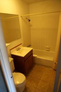 西塔科西塔旅馆的浴室配有盥洗盆、卫生间和浴缸。