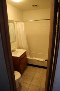 西塔科西塔旅馆的浴室配有卫生间、浴缸和水槽。