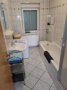 奥伯豪森Wohnung in Oberhausen: zentral & ruhig, eigener Eingang的白色的浴室设有浴缸和水槽。
