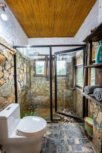 枚州县利姆之家民宿的一间带卫生间和石墙的浴室