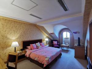 青岛青岛泛海名人酒店的一间带大床的卧室和一间客厅