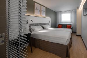 科多维拉潘普洛纳客床酒店的一间卧室,卧室内配有一张大床