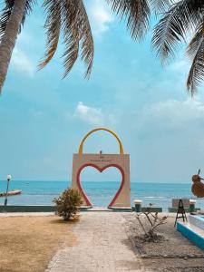安耶尔阿利萨度假酒店的海滩上心形的标志