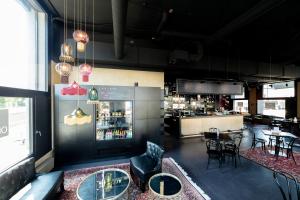 苏黎世VISIONAPARTMENTS Wolframplatz - contactless check-in的餐厅设有酒吧,配有桌椅